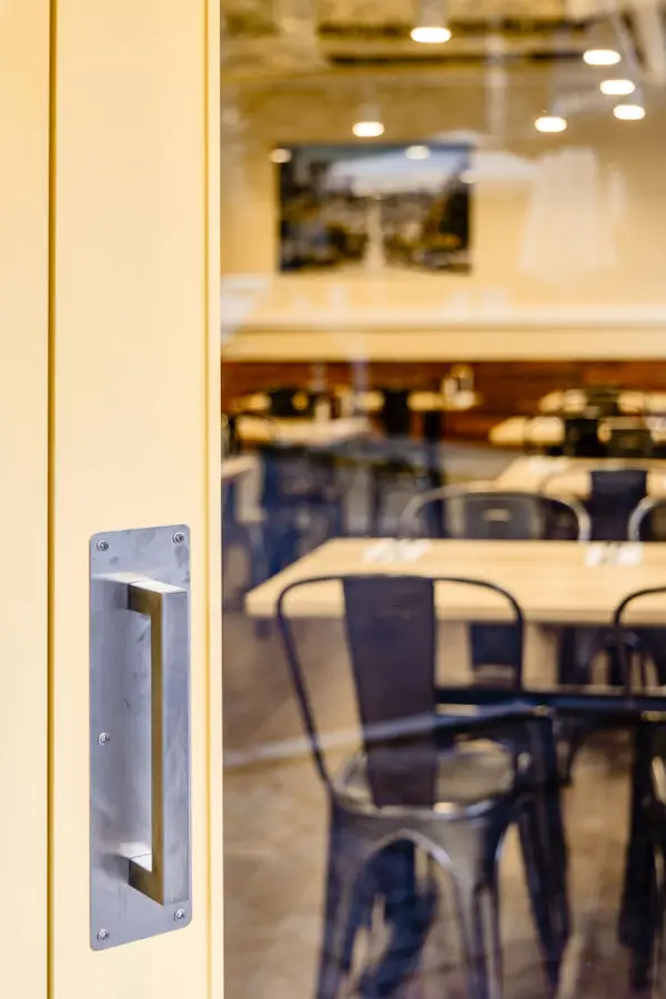 감각적인 메탈 디테일이 돋보이는 카페 입구